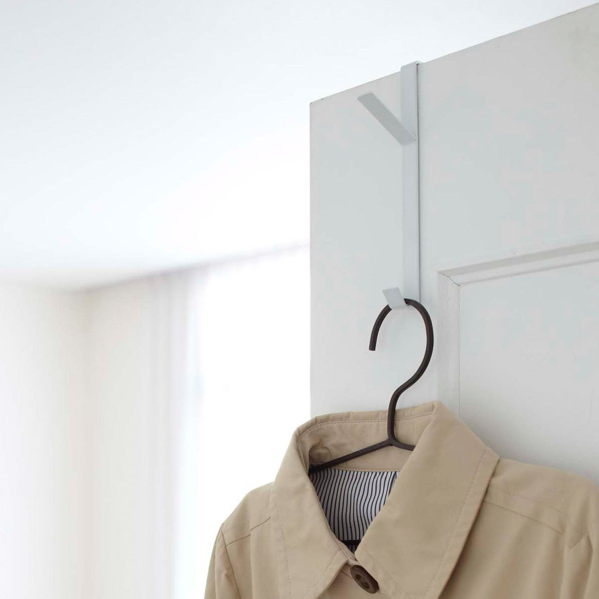Yamazaki Smart Over-the-Door Hanger, Slim Steel Hanger That Hooks Over a Door or Closet Folding Door to Hang Clothes, Hats and Bags, Holds 2 kg, No Drilling, 1.5 x 9 x 18 cm and 80 g, White or Black
