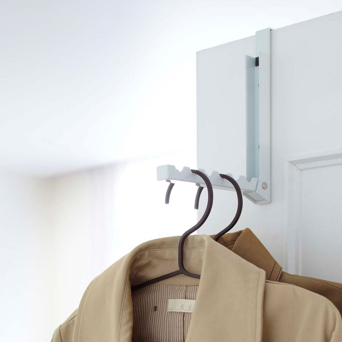 Yamazaki Smart Folding Over-the-Door Hanger, Six-Hook Hanger That Fits Over a Folding Door and Spreads Clothes Evenly, Folds Compact When Unused, Can Also Be Screwed to a Wall, Holds 6 kg, 2 x 20.5 x 20 cm and 220 g, White or Black