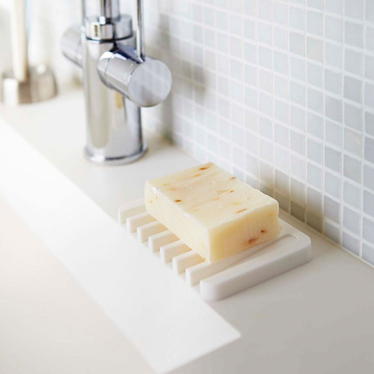 Yamazaki Flow Silicone Soap Tray, Silicone Soap Tray With Slanted Slits That Let Water Run Off So the Soap Drains, 50 g, Heat Safe to 200 C, 11.5 x 8 x 1 cm and 50 g, White or Black