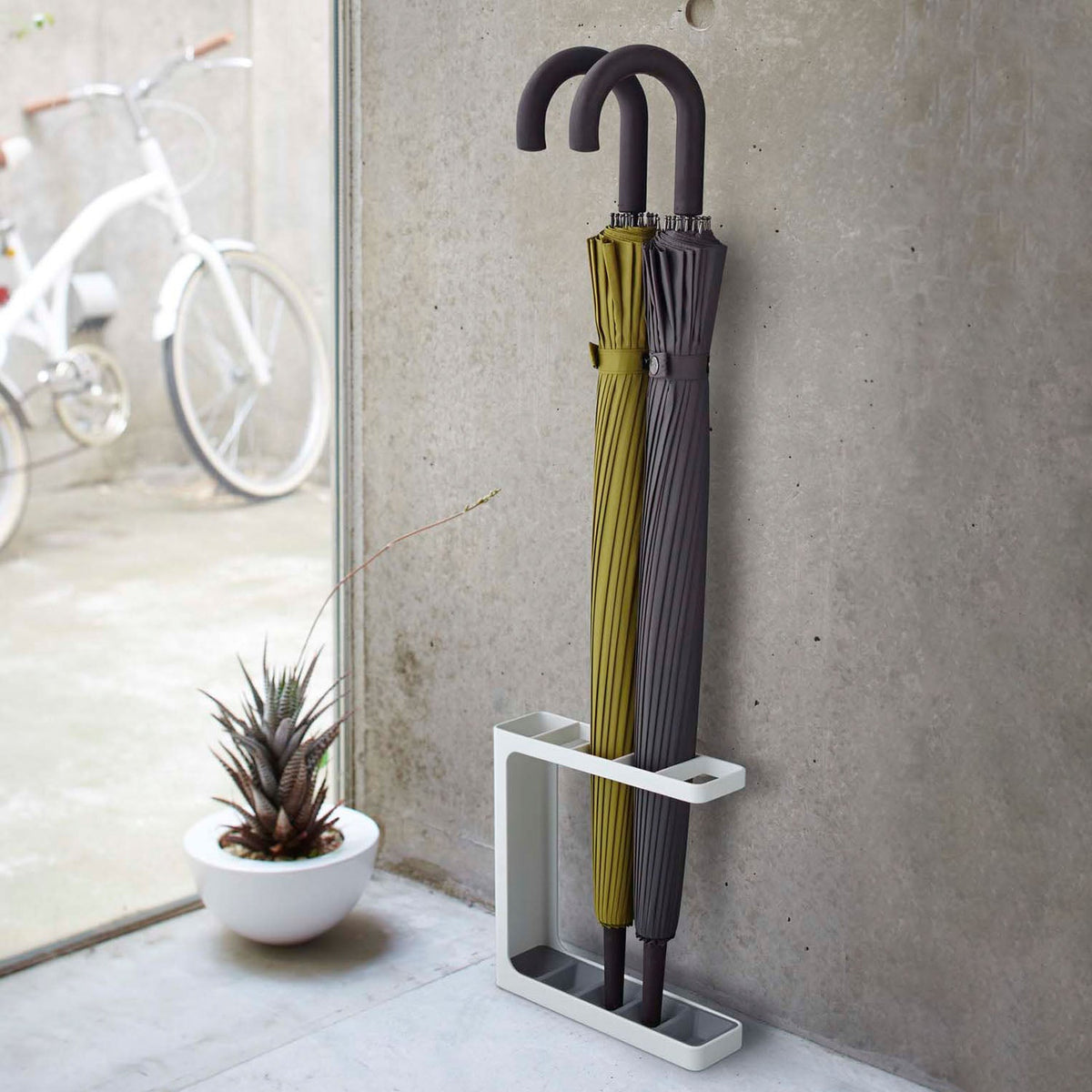 Yamazaki Grind Slim Umbrella Stand for Five Umbrellas, Slim Modern Steel Stand for Five Umbrellas with a Removable Tray that Is Easy to Clean, 23.5 x 6.5 x 24.3 cm and 950 g, White or Black