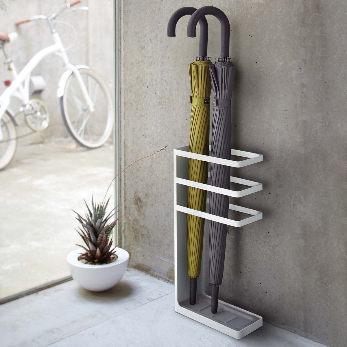 Yamazaki Layer Slim Umbrella Stand, Slim 45 cm Steel Umbrella Stand With an Airy Open Design That Holds 6 Umbrellas and Has a Removable Tray, 23 cm Wide, 23 x 10.5 x 45 cm and 2000 g, White or Black