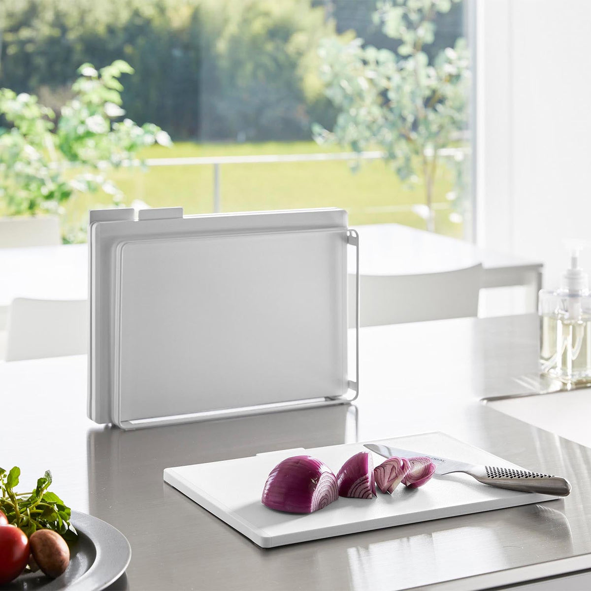 Yamazaki Tower Dishwasher-Safe Cutting Board Set of 3 with Stand, Set of Three Cutting Boards on an Airy Stand for Meat, Fish and Vegetables, Dishwasher Safe, Stored 33.3 x 6.5 x 24 cm; board 32.8 x 22 x 1 cm and 2000 g, White or Black