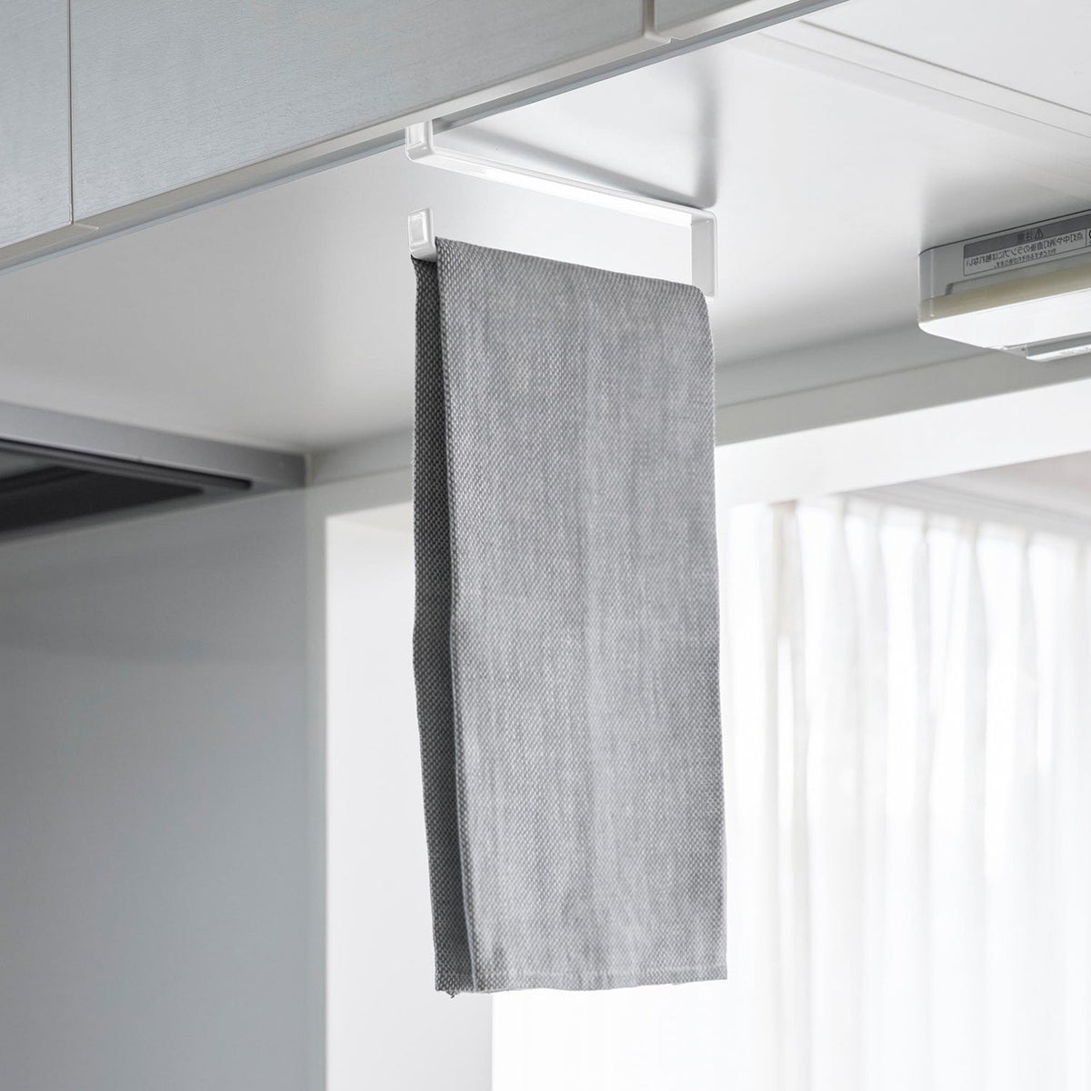 Yamazaki Tower Slim Under-Cabinet Towel Hanger, Slim Hanger That Slides Onto the Shelf of a Wall Cabinet for a Hand Towel or Dishcloth, Holds 500 g, No Tools, 1.5 x 17 x 6.5 cm and 165 g, White or Black