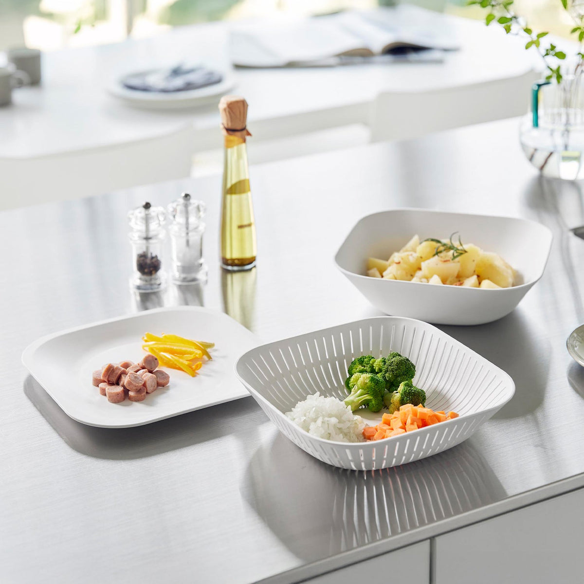 Yamazaki Tower Shallow Square Bowl, Colander and Tray Set of 3, Bowl, Colander and Tray Set for Washing, Draining and Prep, 2 L, Microwave Safe, Bowl 23 x 23 x 6.3 cm; colander 22 x 22 x 5.3 cm; tray 23 x 23 x 1.6 cm and 465 g, White or Black