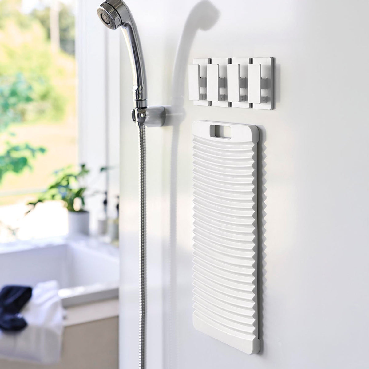 Yamazaki Tower Magnetic Washboard with Four Clips, Magnetic Wall Washboard with Four Clips for Hand Washing Without Bending, Washboard 17 x 1.4 x 36 cm; clip 4.5 x 2 x 8 cm each and 465 g, White or Black