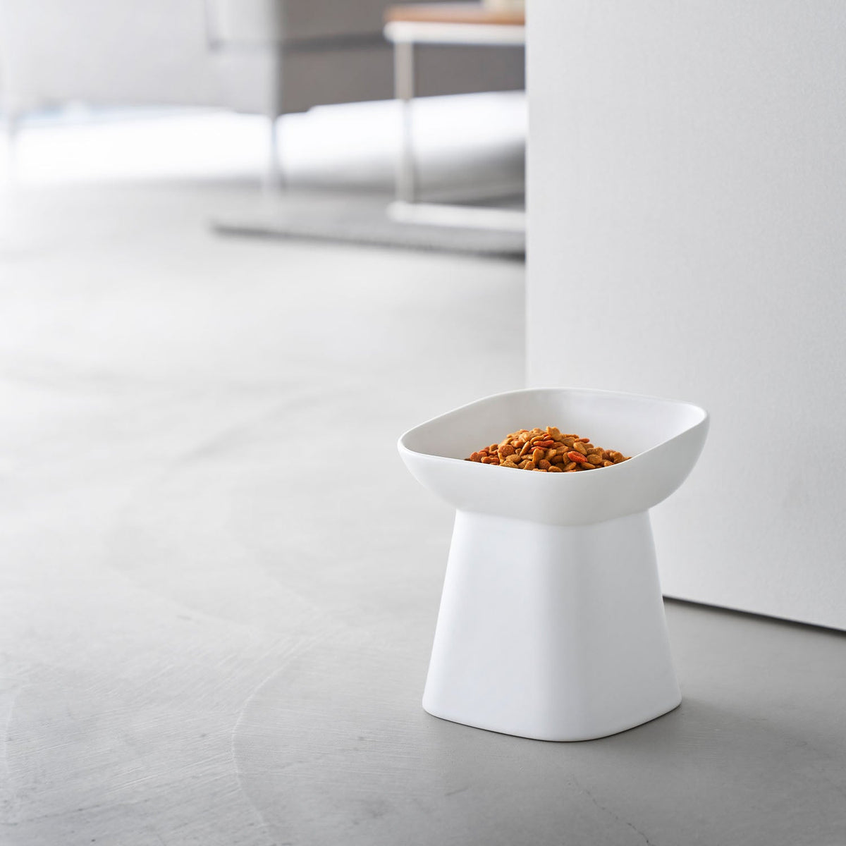 Yamazaki Nooks Easy-Eating Ceramic Pet Food Bowl Nooks Slanted H17, Tall Slanted Ceramic Pet Bowl That Stays Put While Your Pet Eats and Eases the Posture, 350 mL, Dishwasher and Microwave Safe, 15 x 15 x 17 cm and 1075 g, White or Black