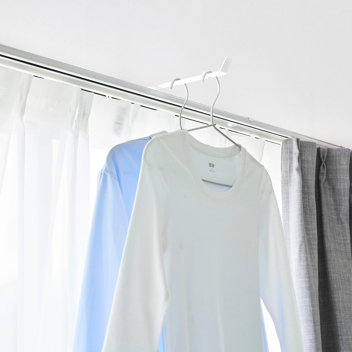 Yamazaki Tower Hanger Hook for the Top of Curtain Rail Frames, Steel Hook for a Wooden Frame With a Curtain Rail for Temporary Hanging or Drying, Curtains Still Open and Close, Holds 1.5 kg, 4 x 28 x 12.4 cm and 265 g, White or Black