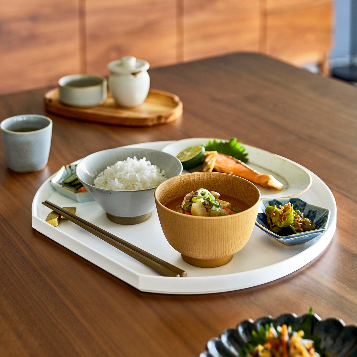 Yamazaki Tower Half-Moon Serving Tray, Half-Moon Tray that Follows the Table Edge for Serving a Meal and Doubles as a Placemat, Dishwasher Safe, 37 x 34.5 x 2 cm and 590 g, White or Black