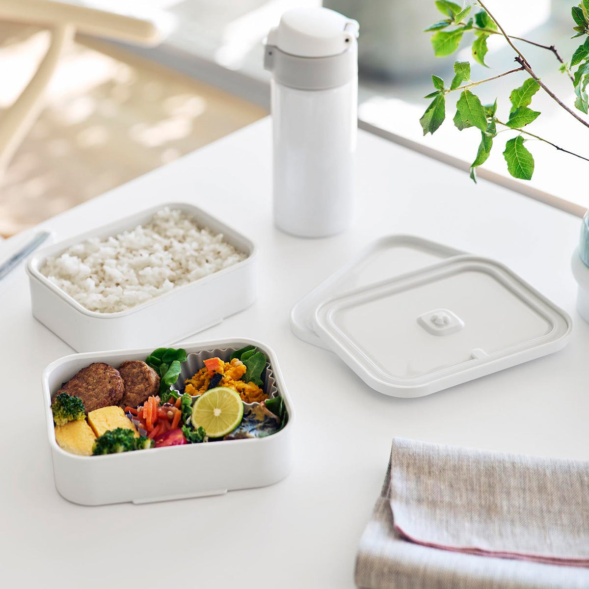 Yamazaki Tower Frozen Rice Container with Airtight Valve Side Dish Box, Large, Microwave Lunch Box That Reheats Frozen Rice Fluffy With a Draining Strainer, Valve Side Dish Box Stops Leaks, 16 x 12 x 8.7 cm (stacked) and 140 g, White or Black