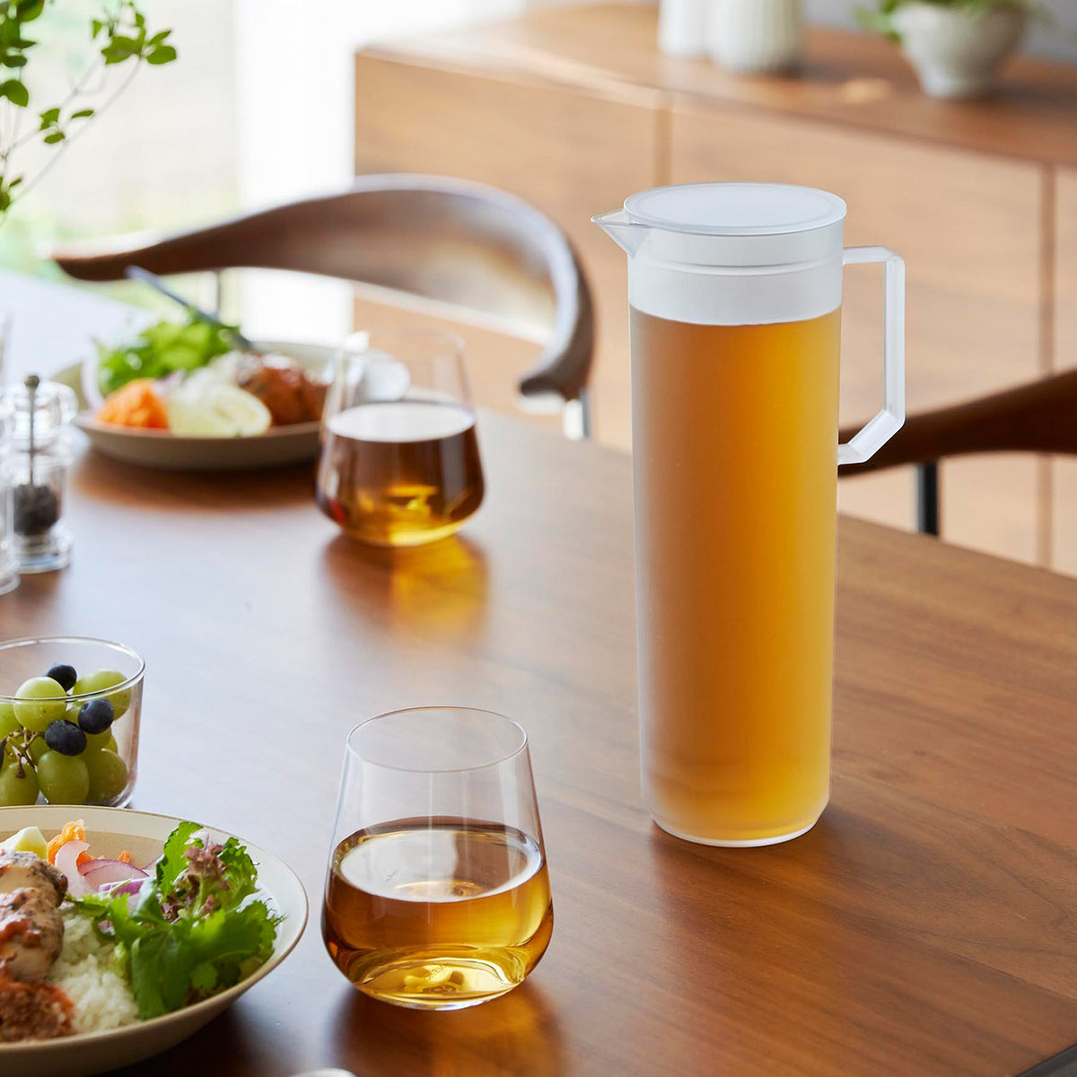 Yamazaki Tower Slim Round Cold Pitcher 1.2 L for Hot or Cold Drinks, Slim 1.2 L Pitcher for Boiling Water or Cold Drinks with a Strainer Lid, 9.6 x 13.8 x 26.3 cm and 275 g, White or Black