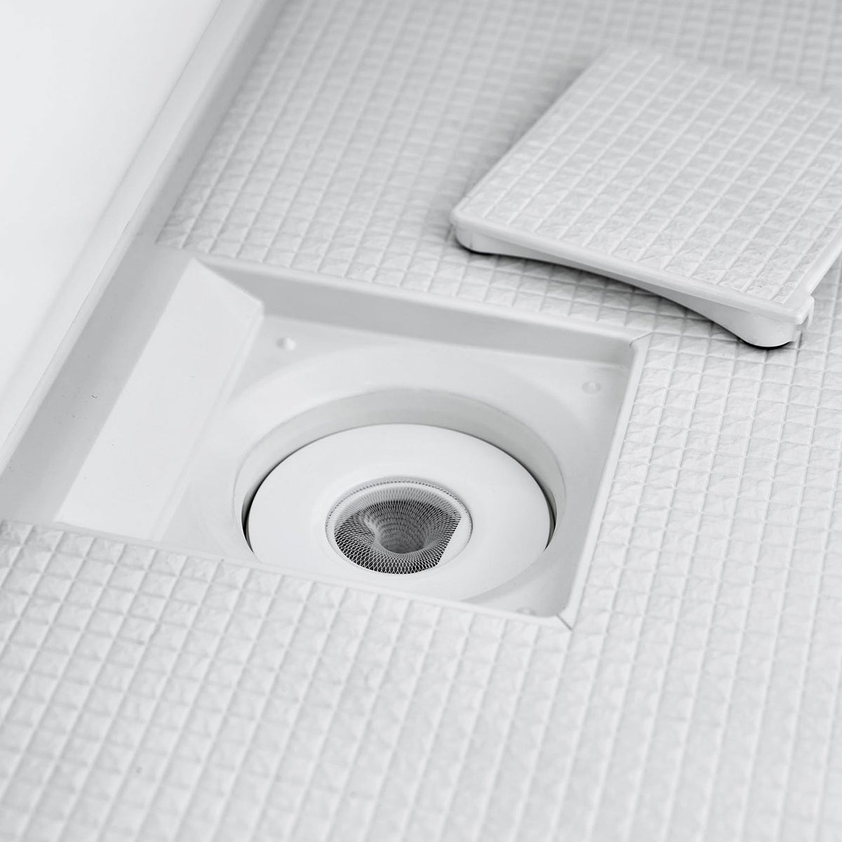 Yamazaki Tower Top-Set Bath Drain Net Holder, Round Stainless Steel Holder for a Bath Drain with a Small Ring that Takes a Drain Net from Above, Fits Drains 8.5 to 13 cm, 14 x 14 x 1.4 cm and 125 g, White