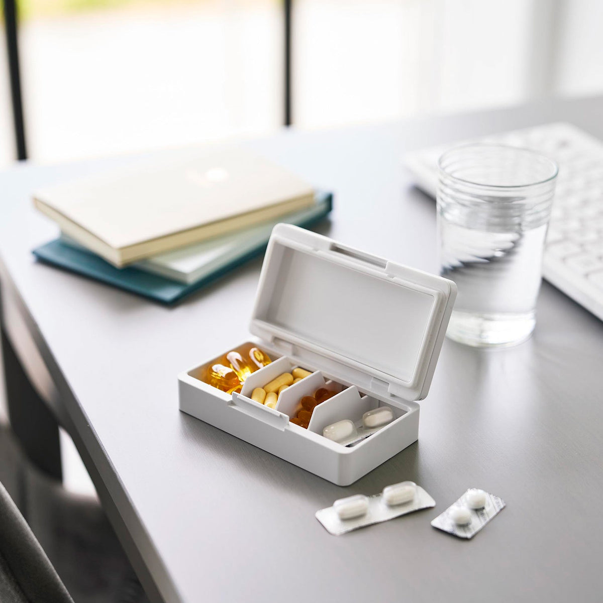 Yamazaki Tower Airtight Pill Case with Movable Dividers, Slim Portable Airtight Pill Case with Three Movable Dividers and a Silicone Seal, 11 x 6.1 x 2.7 cm and 70 g, White or Black