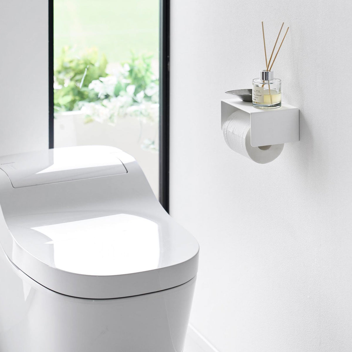 Yamazaki Tower Wall-Mounted Simple Toilet Paper Holder, Simple Wall Toilet Roll Holder with a Top Plate, Pins and Screws Included, 15.1 x 12.1 x 7.5 cm and 785 g, White or Black