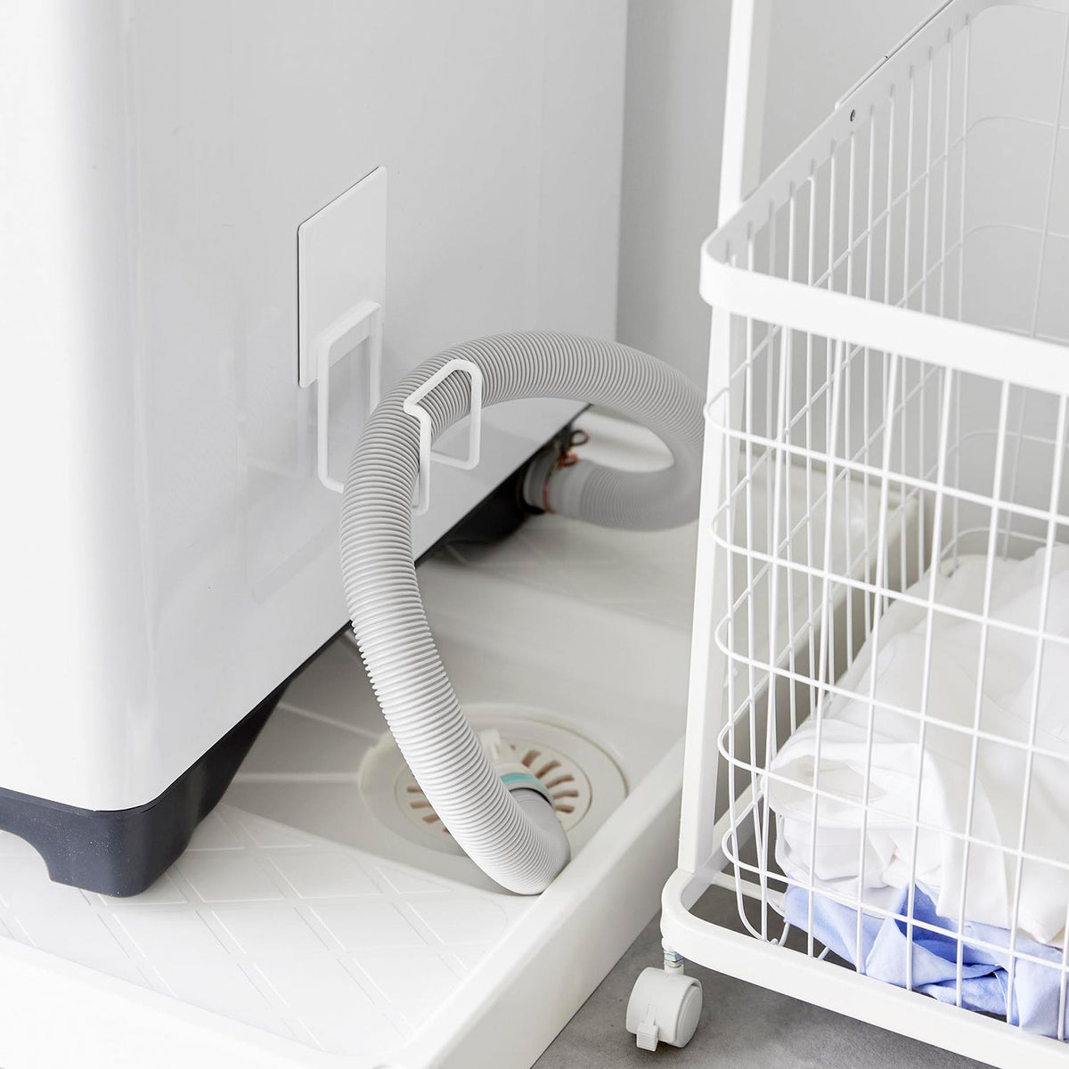 Yamazaki Tower Magnetic Washing Machine Hose Hook, Magnetic Hook that Lifts a Washing Machine Drain Hose off the Floor, for Hoses up to 4 cm Across, 8 x 6.5 x 14.5 cm and 155 g, White or Black