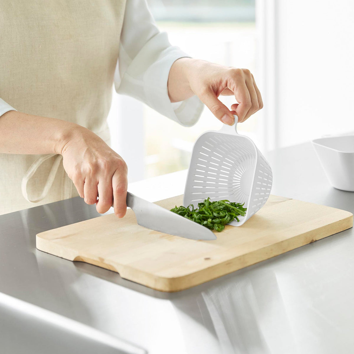 Yamazaki Tower Dustpan-Shaped Bowl and Colander Set 400 mL, Dustpan-Shaped Bowl and Colander Set that Scoops Chopped Food from the Board, 400 mL, Microwave and Dishwasher Safe, 11.2 x 13.6 x 6.6 cm and 115 g, White or Black