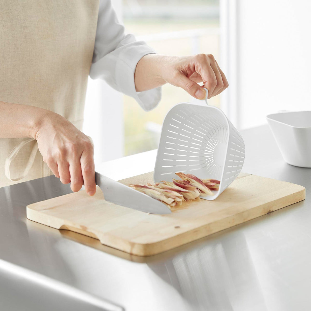 Yamazaki Tower Dustpan-Shaped Bowl and Colander Set 600 mL, Dustpan-Shaped Bowl and Colander Set that Scoops Chopped Food from the Board, 600 mL, Microwave and Dishwasher Safe, 13 x 15.3 x 7.7 cm and 155 g, White or Black