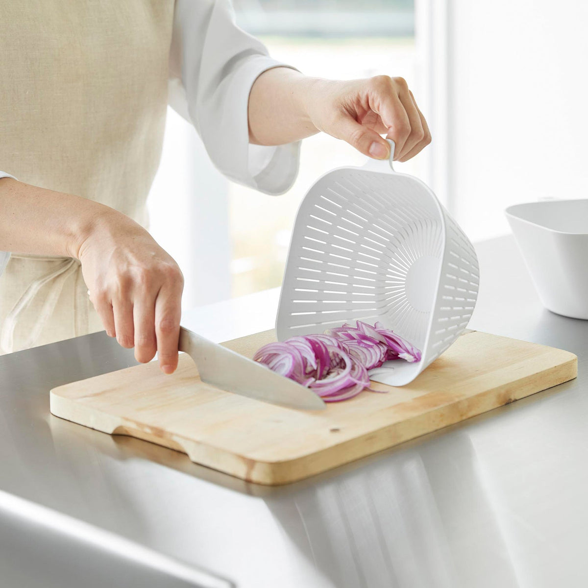 Yamazaki Tower Dustpan-Shaped Bowl and Colander Set 1000 mL, Dustpan-Shaped Bowl and Colander Set that Scoops Chopped Food from the Board, 1000 mL, Microwave and Dishwasher Safe, 15.5 x 18 x 8.7 cm and 215 g, White or Black