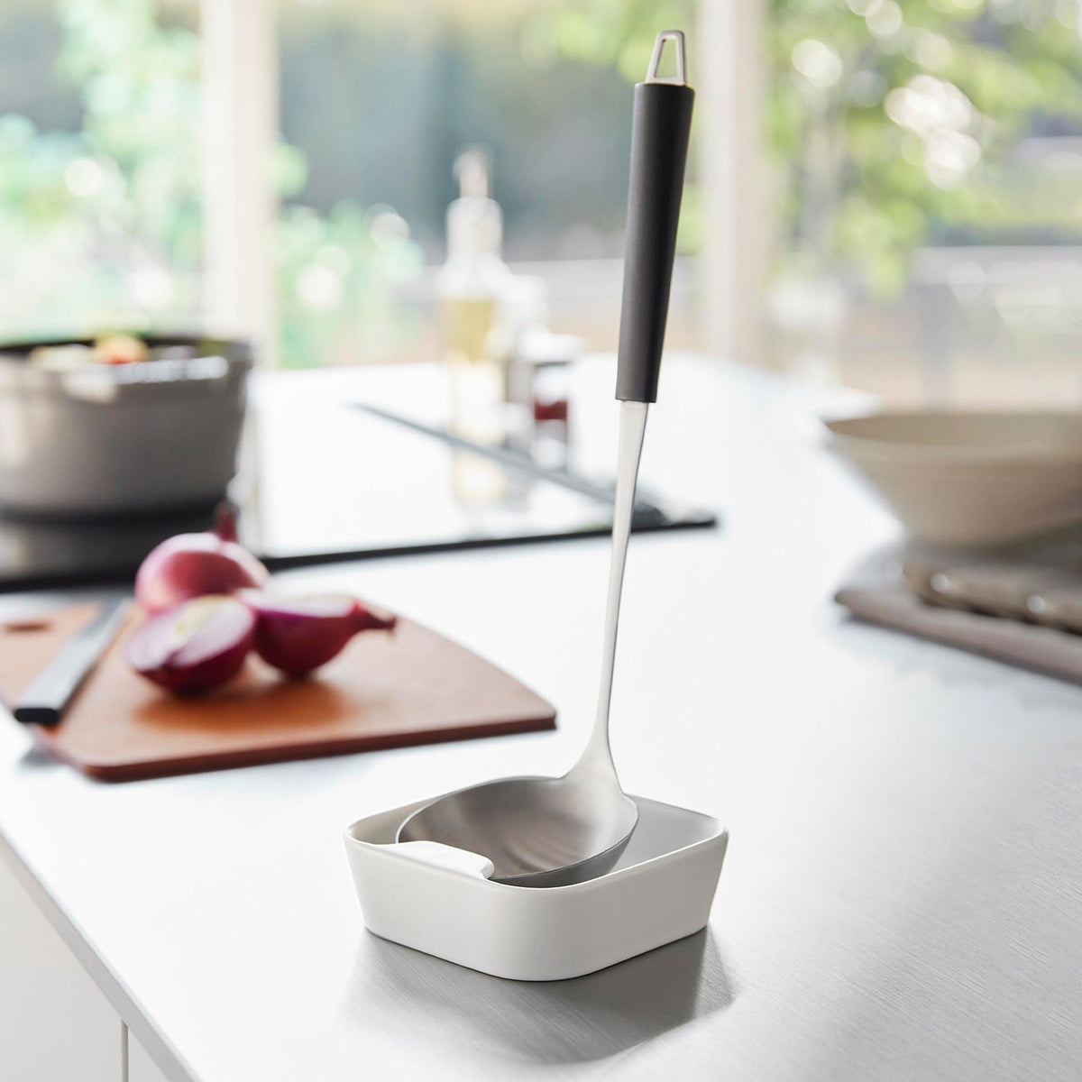 Yamazaki Tower Ceramic Ladle Stand, Round Ceramic Stand with a Peg that Holds a Ladle Upright, Dishwasher Safe, 10.5 x 10.5 x 3.1 cm and 235 g, White or Black
