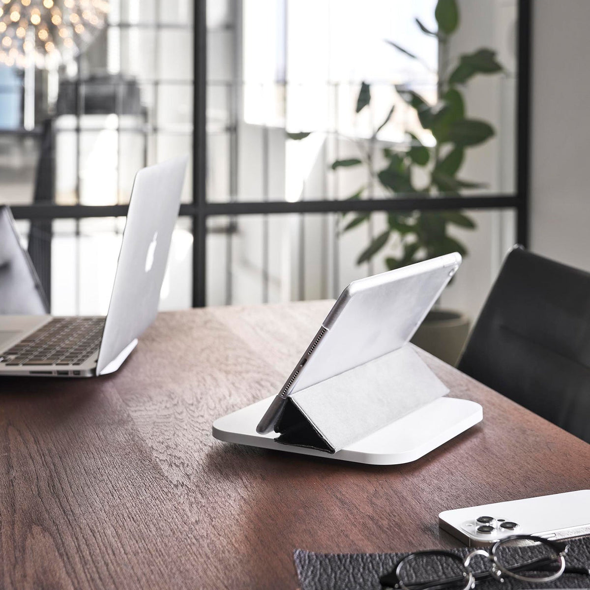 Yamazaki Tower Rotating PC Table, Slim 21 cm Turntable That Spins a Laptop or Tablet 360 Degrees on the Desk and Shows the Screen to Someone Across the Table, Holds 5 kg, 21 x 21 x 1.7 cm and 260 g, White or Black