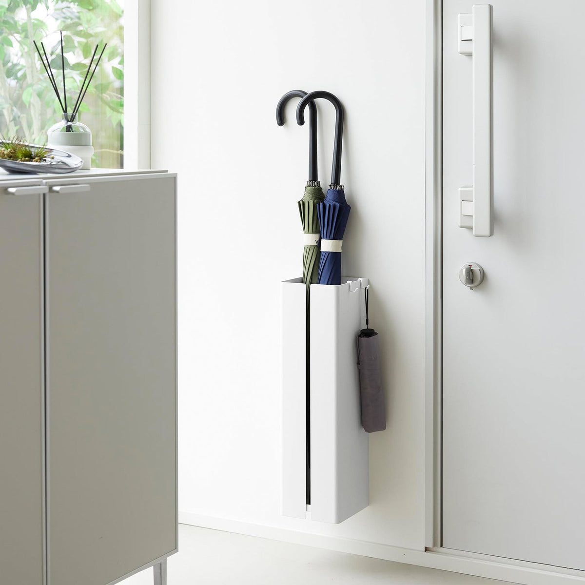 Yamazaki Tower Wall-Mounted Umbrella Stand, Wall-Hung Steel Umbrella Stand for Six to Eight Long Umbrellas, Pins and Screws Included, 14 x 14.8 x 49.3 cm and 2510 g, White or Black