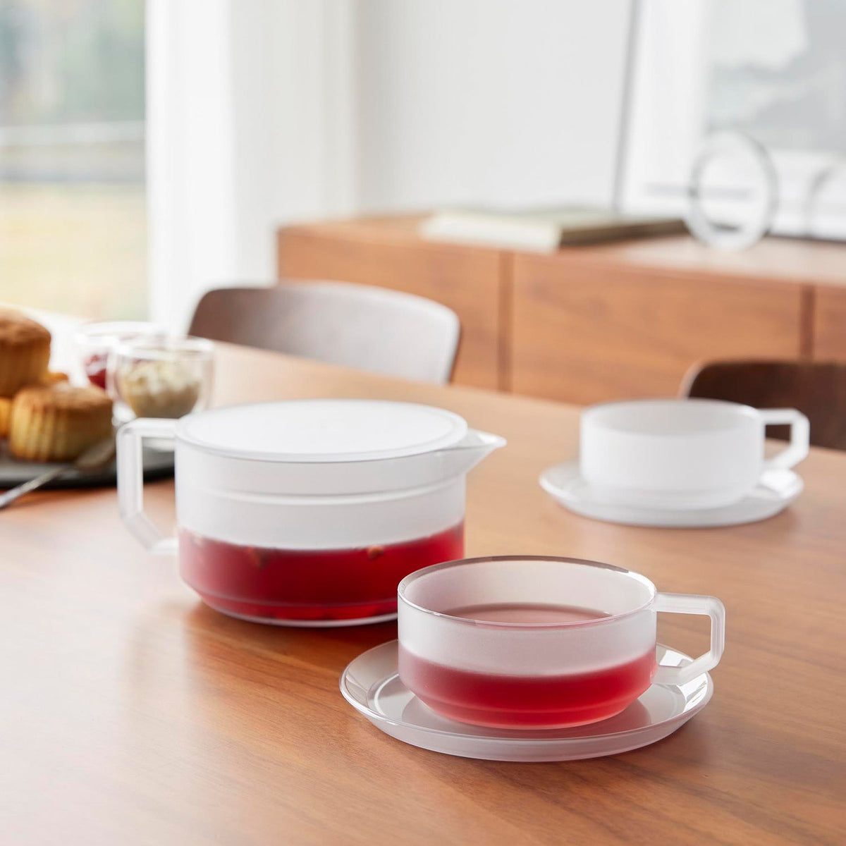Yamazaki Tower Teapot 600 ml with Two Cups and Saucers, Shatter-Resistant 600 ml Teapot with Two Cups and Saucers, Strainer in the Lid, Pot 13.2 x 18 x 7.9 cm; cup 9.8 x 12.3 x 4.3 cm; saucer 14.3 x 14.3 x 1.2 cm and 455 g, White or Black