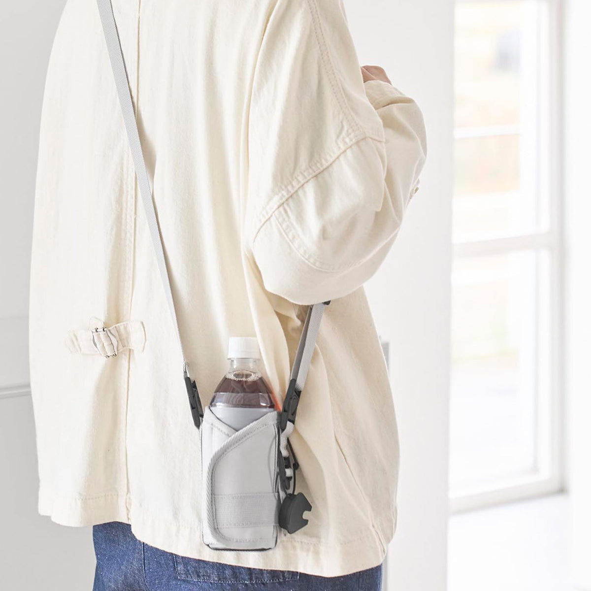 Yamazaki Tower Shoulder Strap Drink Holder, Shoulder-Strap Holder that Carries a Can, Bottle or Cup Hands-Free, Fits 5.3 to 6.5 cm Wide Containers, with an Outer Pocket, 9 x 7.5 x 14.5 cm without strap and 85 g, Light Grey or Black