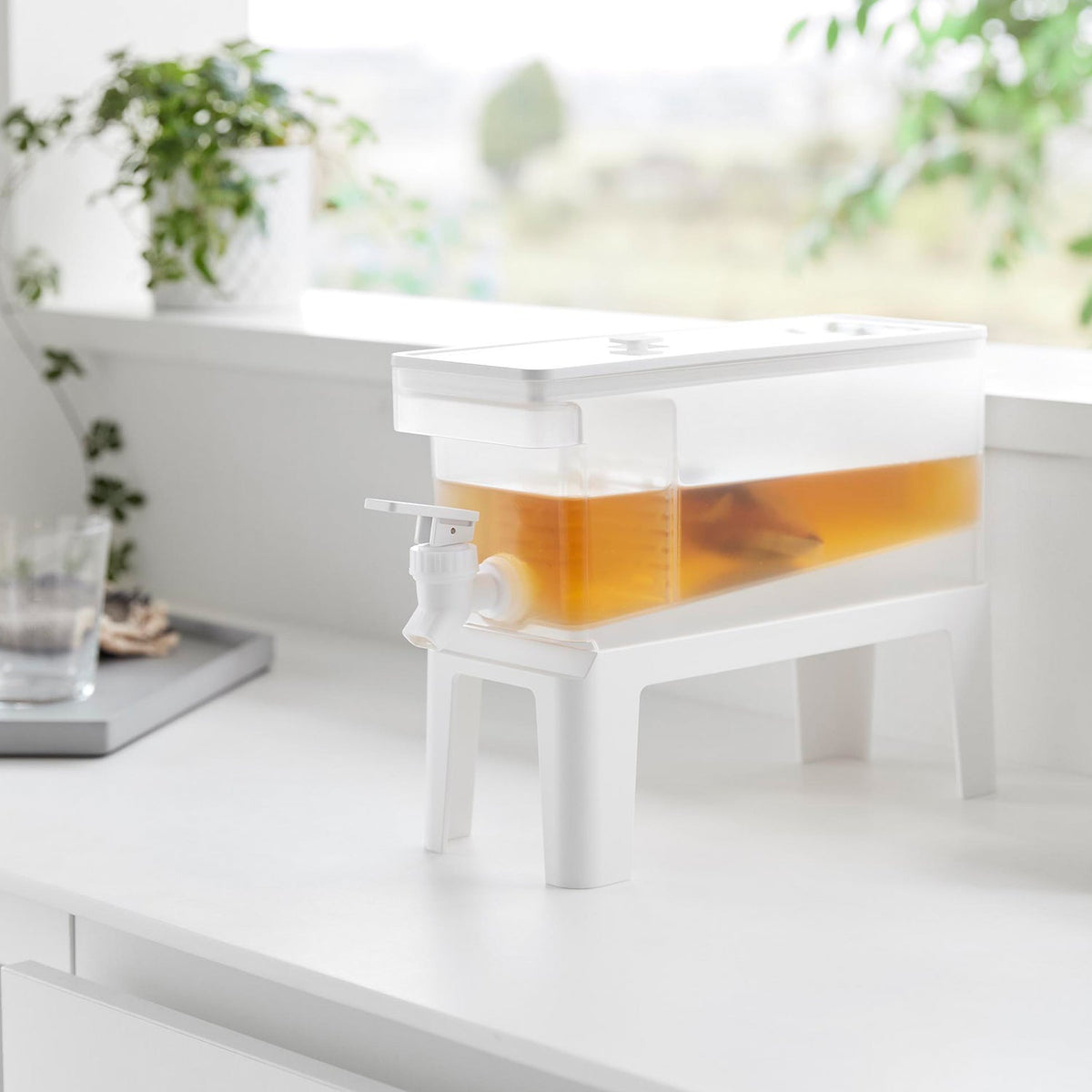 Yamazaki Tower Fridge Drink Server 1.8 L with Stand, Low 1.8 L Fridge Drink Server with a Stand that Pours on the Counter, 10 x 31.5 x 12.5 cm; with the stand open 10.6 x 32 x 21.5 cm and 605 g, White or Black