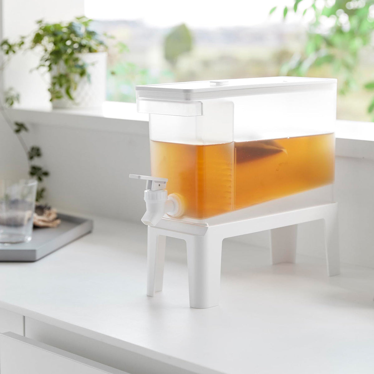 Yamazaki Tower Fridge Drink Server 2.8 L with Stand, Slim 2.8 L Fridge Drink Server with a Stand that Pours on the Counter, 10 x 31.5 x 17 cm; with the stand open 10.6 x 32 x 26.2 cm and 710 g, White or Black