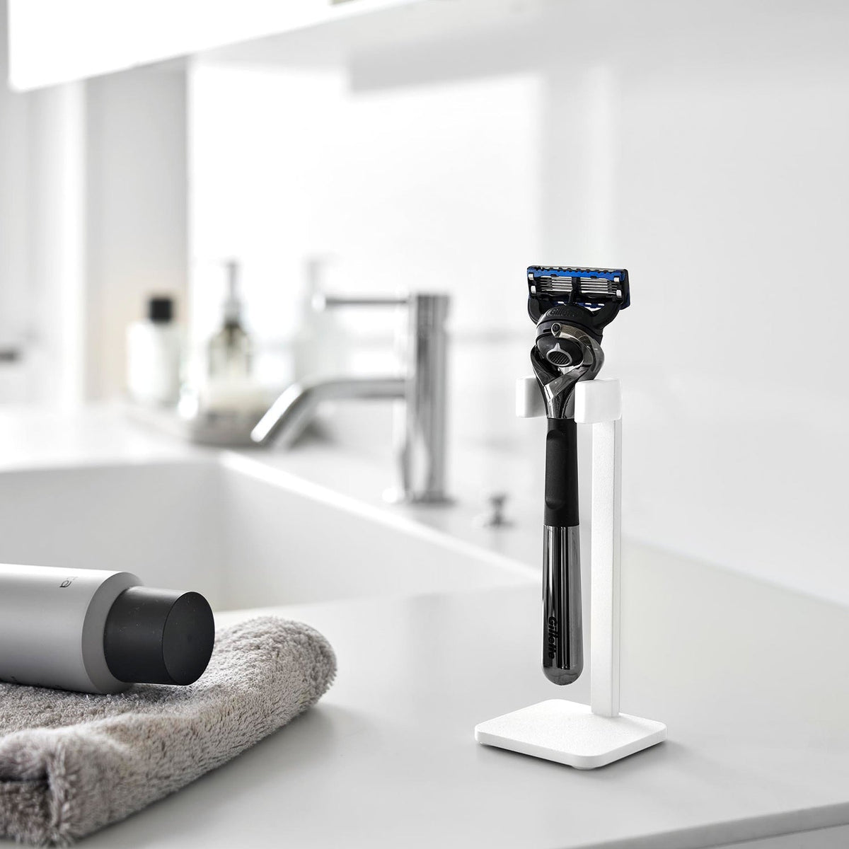 Yamazaki Tower Shaver Stand, Slim Steel Stand that Holds a Shaver Upright by the Handle Neck for a Tidy Washstand, 5.5 x 5.5 x 13.4 cm and 160 g, White or Black
