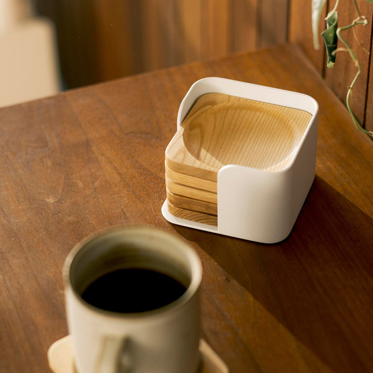 Yamazaki APTO Contour Coaster Set, Set of Six Natural Wood Coasters With a Recess That Holds the Cup and a Steel Tray, Wood and Steel Contrast Well on the Table, 10 cm Each, 10.6 x 10.6 x 7.2 cm and 700 g, Ash Wood