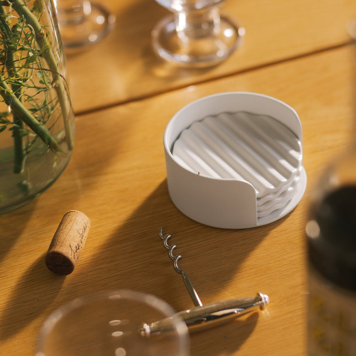 Yamazaki APTO Wave Ceramic Coaster Set, Set of Six Wave-Pattern Ceramic Coasters With a Steel Tray That Looks Good Just Set Down, Wave Shape Keeps Drops From Spilling, 9.6 cm Each, 10.2 x 10.2 x 4.7 cm and 750 g, White
