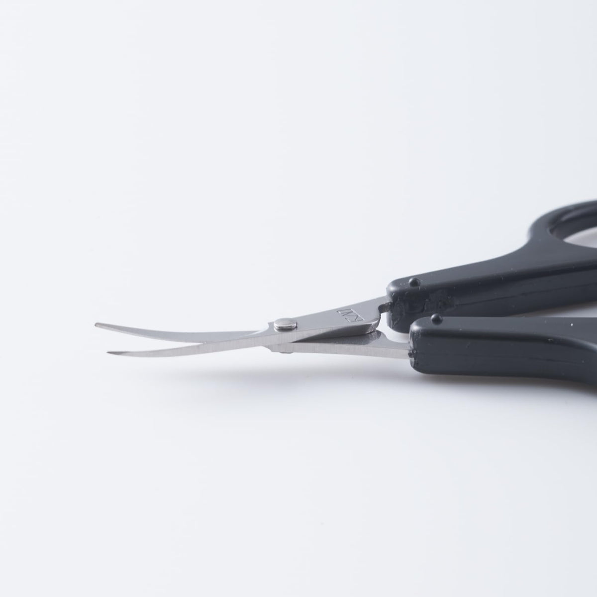 KAI Seki Magoroku Thin-Blade Eyebrow Scissors HC3540 with Cap, Slim Curved Blade for Brows and Fine Hair, Made in Japan