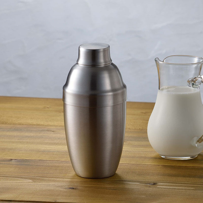 GraSUS Shake de Latte, Stainless Shake de Latte That Froths Cold Milk in 20 Seconds by Shaking, Pour Over Coffee for Cafe au Lait or Shake Iced Coffee, Lower Cup Doubles as a Glass, Dishwasher Safe, Made in Japan, 7.7 x 7.7 x 16.3 cm and 235 g, Stainless