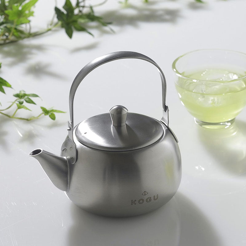 GraSUS Stainless Teapot 500 mL, Stainless 500 mL Teapot With a Built-In Strainer That Is Lighter Than Ceramic and Does Not Break When Dropped, Not for Gas or Induction, Made in Japan, 14 x 11.2 x 14.2 cm and 265 g, Stainless