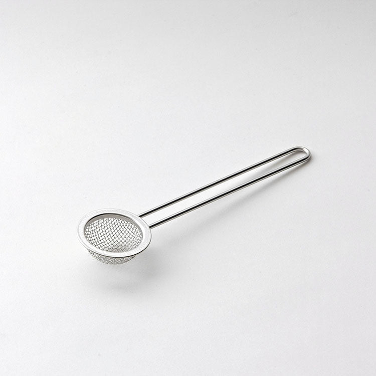 GraSUS Powder Spoon, Stainless Powder Spoon Sieve With a Long Handle That Dusts Cocoa Over a Cup Without Mess or Flour on Meat and Fish, 24 g, Dishwasher Safe, Made in Japan, 4.5 x 17.2 x 2 cm and 24 g, Stainless