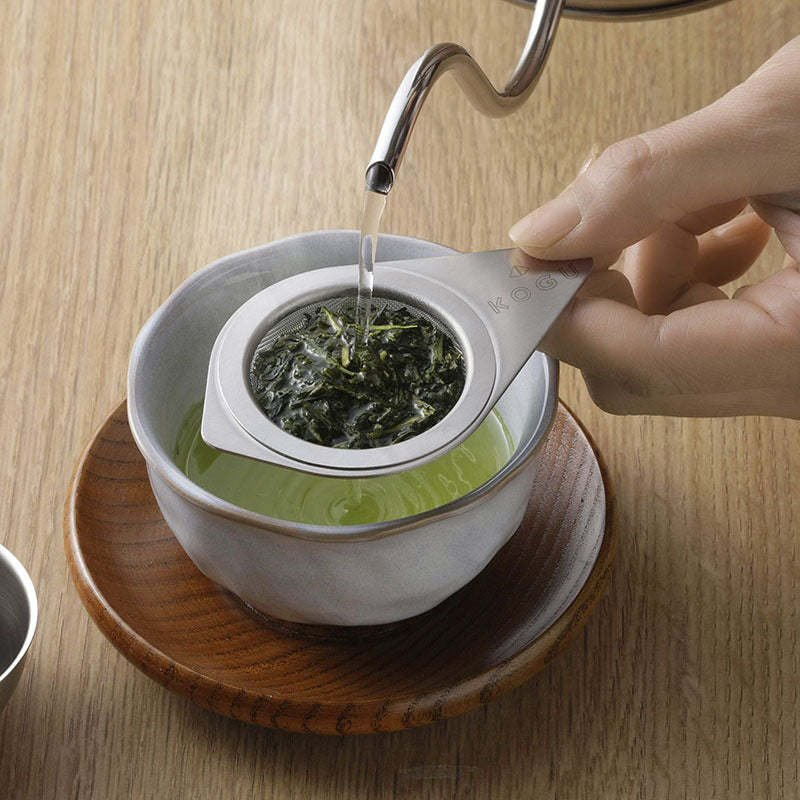 GraSUS Tea Strainer with Tray, Stainless Tea Strainer That Sits on a Cup With a Tray to Rest It Afterwards, Compact Enough for a Drawer, 43 g Set, Dishwasher Safe, Made in Japan in Tsubame-Sanjo, 9.2 x 5.8 x 3 cm and 43 g, Stainless
