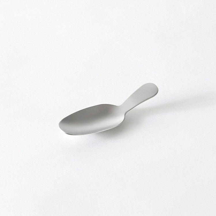 GraSUS Tea Spoon, Stainless Tea Spoon That Scoops About 2 g of Leaves Levelled and Has No Seams to Collect Dirt, Easy to Hold, Dishwasher Safe, Made in Japan, 3.1 x 9.3 x 1.6 cm and 20 g, Stainless