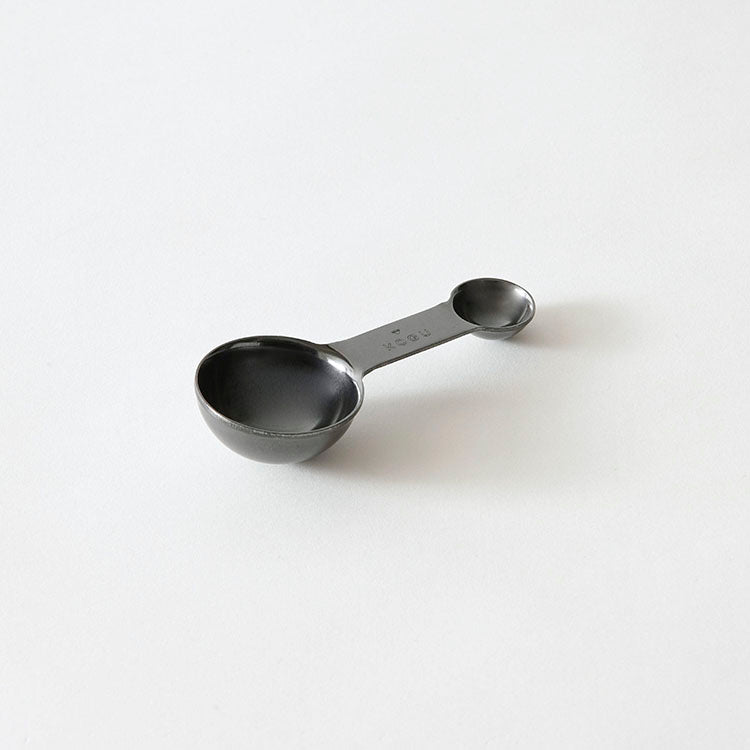 GraSUS Black Two-Cup Measure, Black Double-Ended Coffee Measure That Doses 8 g and 1 g So You Can Tune Each Brew, Made From One Thick Steel Sheet That Does Not Bend, Colour Formed on the Steel, Made in Japan, 11 x 4.6 x 2.1 cm and 46 g, Black