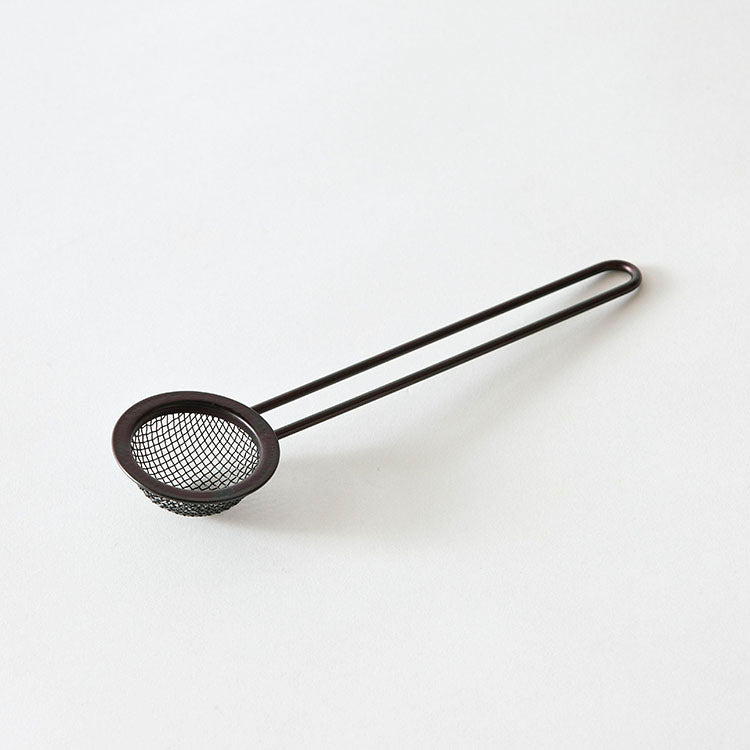 GraSUS Black Powder Spoon, Small Black Sieve Spoon That Scoops Cocoa From a Bag and Shakes It Over a Cup, Long Handle Reaches the Bag Bottom, 4.5 cm Mesh, Dishwasher Safe, Made in Japan, 4.5 x 17.2 x 2 cm and 24 g, Black