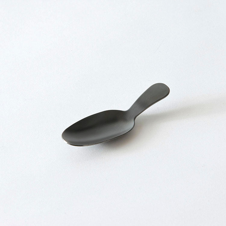 GraSUS Black Tea Spoon, Black Stainless Tea Spoon That Scoops About 2 g of Leaves Levelled and Has No Seams to Collect Dirt, Colour Formed on the Steel So It Lasts, Dishwasher Safe, Made in Japan, 3.1 x 9.3 x 1.6 cm and 20 g, Black