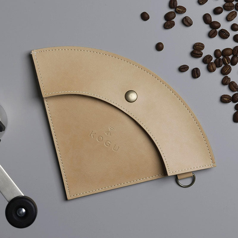 GraSUS Portable Filter Case, Tan Case for Carrying Coffee Paper Filters Outdoors With a Metal Fitting to Hang on a Hook, Holds About 20 Small or 10 Large Filters, Leather-Like Feel, 24 g, Made in Japan, 22 x 15.5 x 0.8 cm and 24 g, Tan