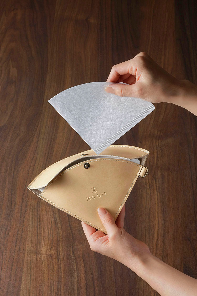 GraSUS Portable Filter Case, Tan Case for Carrying Coffee Paper Filters Outdoors With a Metal Fitting to Hang on a Hook, Holds About 20 Small or 10 Large Filters, Leather-Like Feel, 24 g, Made in Japan, 22 x 15.5 x 0.8 cm and 24 g, Tan
