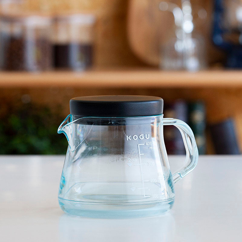 GraSUS Shatter-Resistant Coffee Server 400 mL, Clear Coffee Server With a Lid That Looks Like Glass but Is Light and Hard to Break, Volume Marks and a No-Drip Spout, 400 mL, Microwave Safe, 14.2 x 10.7 x 10.5 cm and 160 g, Clear