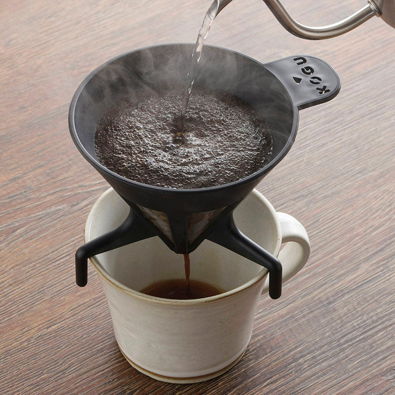 GraSUS Filterless Coffee Dripper, Black Dripper With a Built-In Reusable Mesh Filter So You Need No Paper, Keeps the Coffee Oils for Full Aroma, One to Four Cups, 34 g, Made in Japan, 13 x 10.3 x 8.5 cm and 34 g, Black