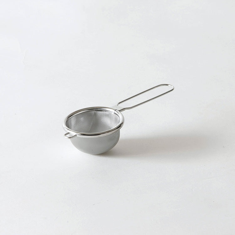 GraSUS Leaf-Proof Tea Strainer Small, Fine-Mesh Tea Strainer That Holds Back Even Small Leaves for Clear Tea, Wide Enough for Two to Three Cups at Once, 28 g, Dishwasher Safe, Made in Japan, 6.5 x 16.5 x 3.5 cm and 28 g, Stainless