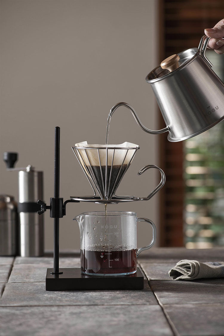 GraSUS Shatter-Resistant Coffee Server Smart 300 mL, Clear Coffee Server That Looks Like Glass but Is Light and Hard to Break, Volume Marks and a No-Drip Spout, 300 mL, Dishwasher Safe, Made in Japan in Tsubame-Sanjo, 12.8 x 8.5 x 9 cm and 90 g, Clear