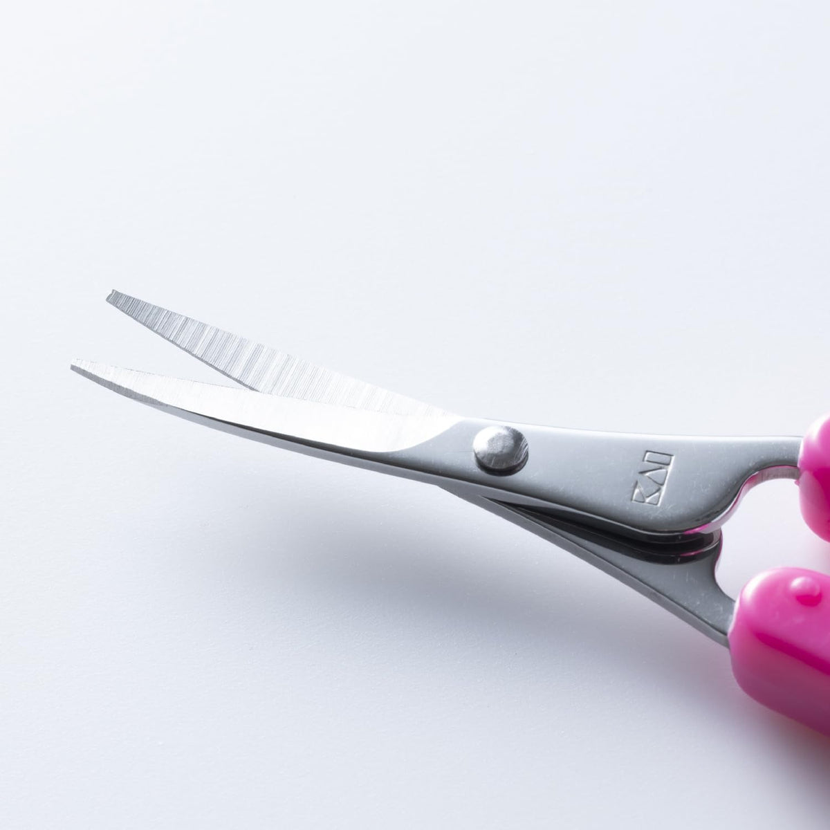 KAI Thin-Blade Stylish Eyebrow Scissors KQ3103 with Cap, Slim Curved Stainless Steel Blade for Brows and Unwanted Hair, Pink