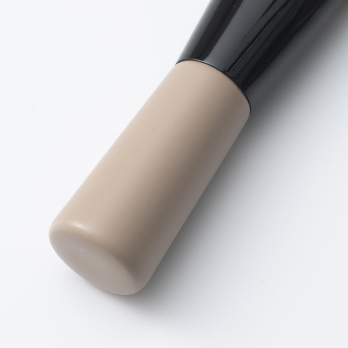 KAI Mini Maru Foundation Brush KQ2207, Compact Slanted-Top Makeup Brush for Even Base Makeup, Nylon Bristles