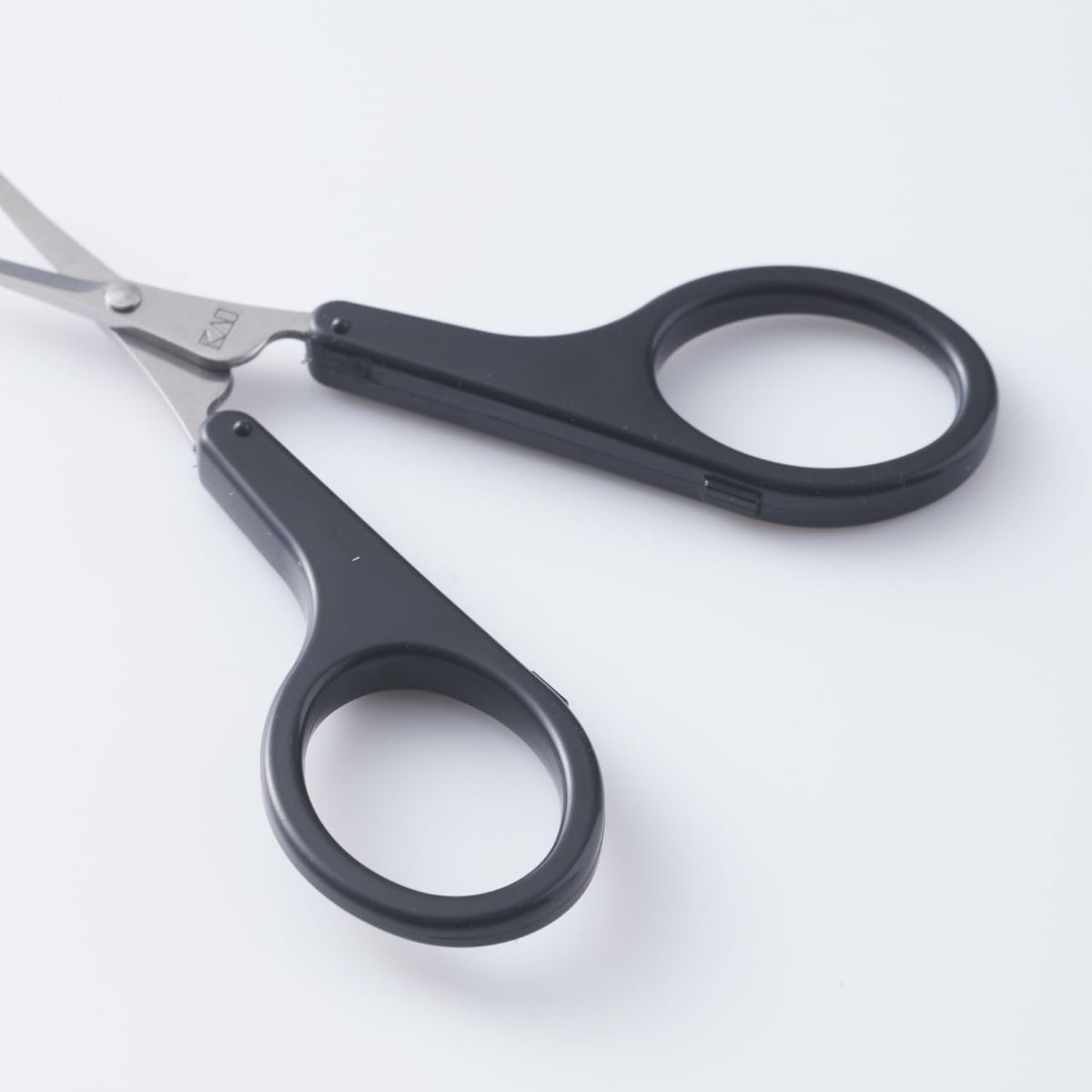 KAI Seki Magoroku Thin-Blade Eyebrow Scissors HC3540 with Cap, Slim Curved Blade for Brows and Fine Hair, Made in Japan