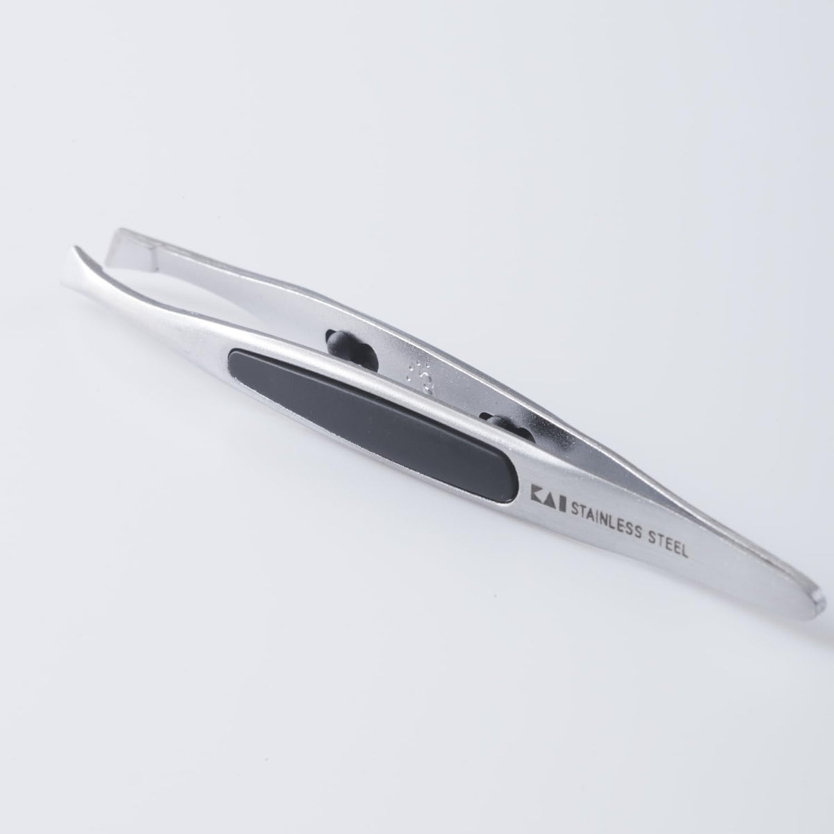 KAI Groom! Men's Flat-Tip Tweezers with Non-Slip Grip, Stainless Steel Fine Hair Tweezers HC3021